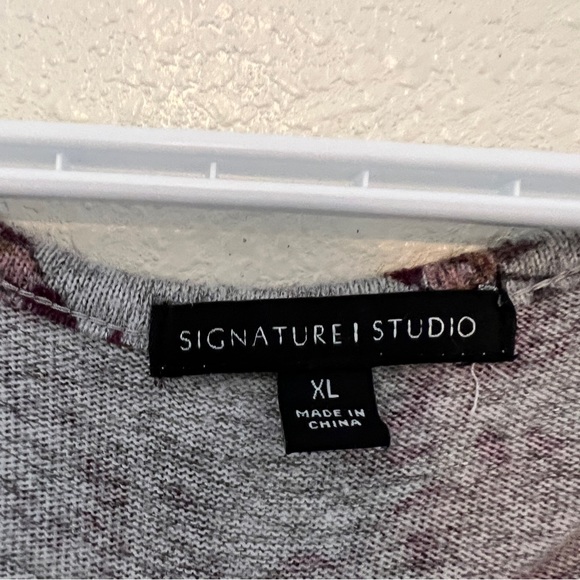 Signature Studios XL Crisscross V-neck 3/4 Sleeve Knit Top Gray Pink Roses - Picture 3 of 11